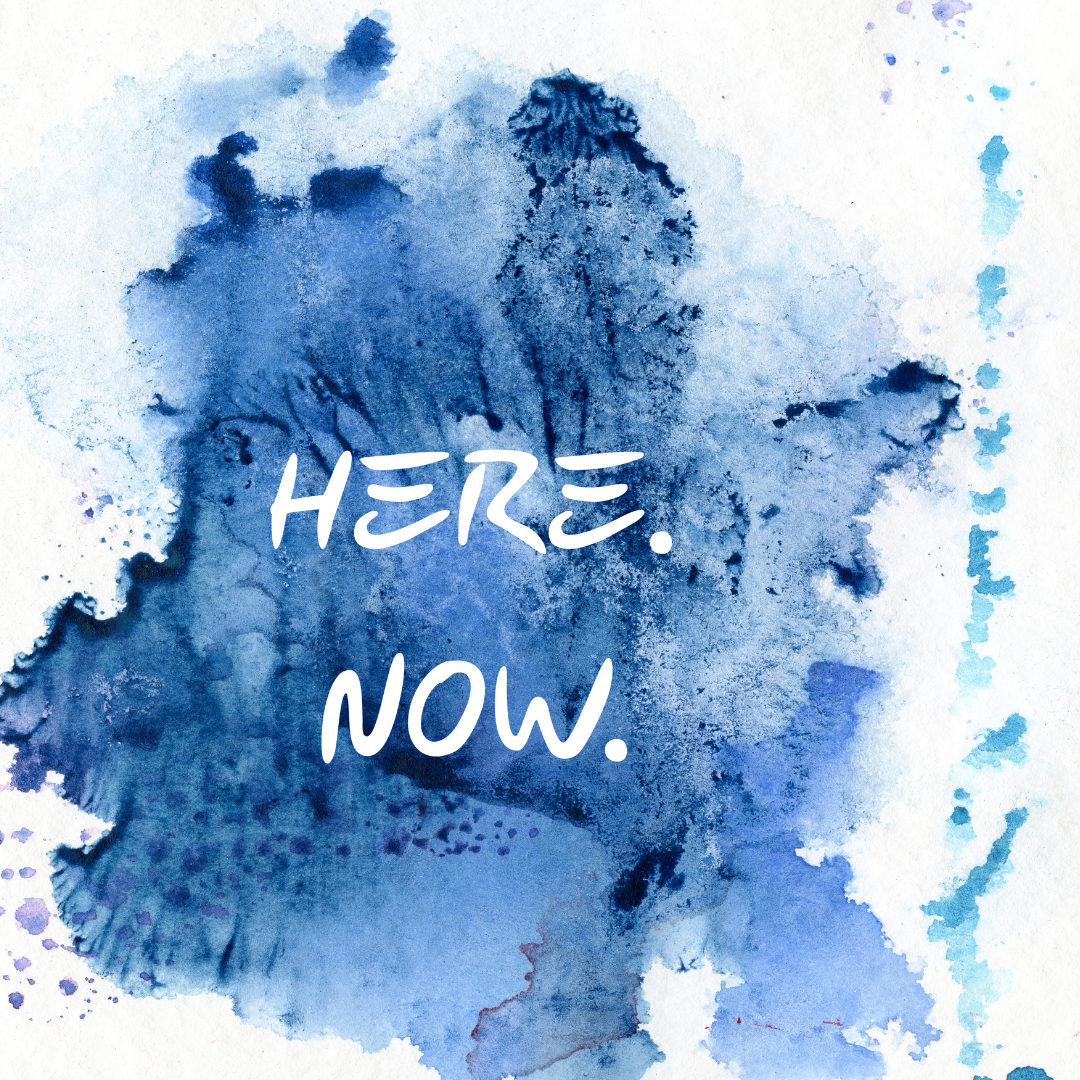 macchia di colore blu con su scritto qui e ora immagine articolo meditare non è come pensi!