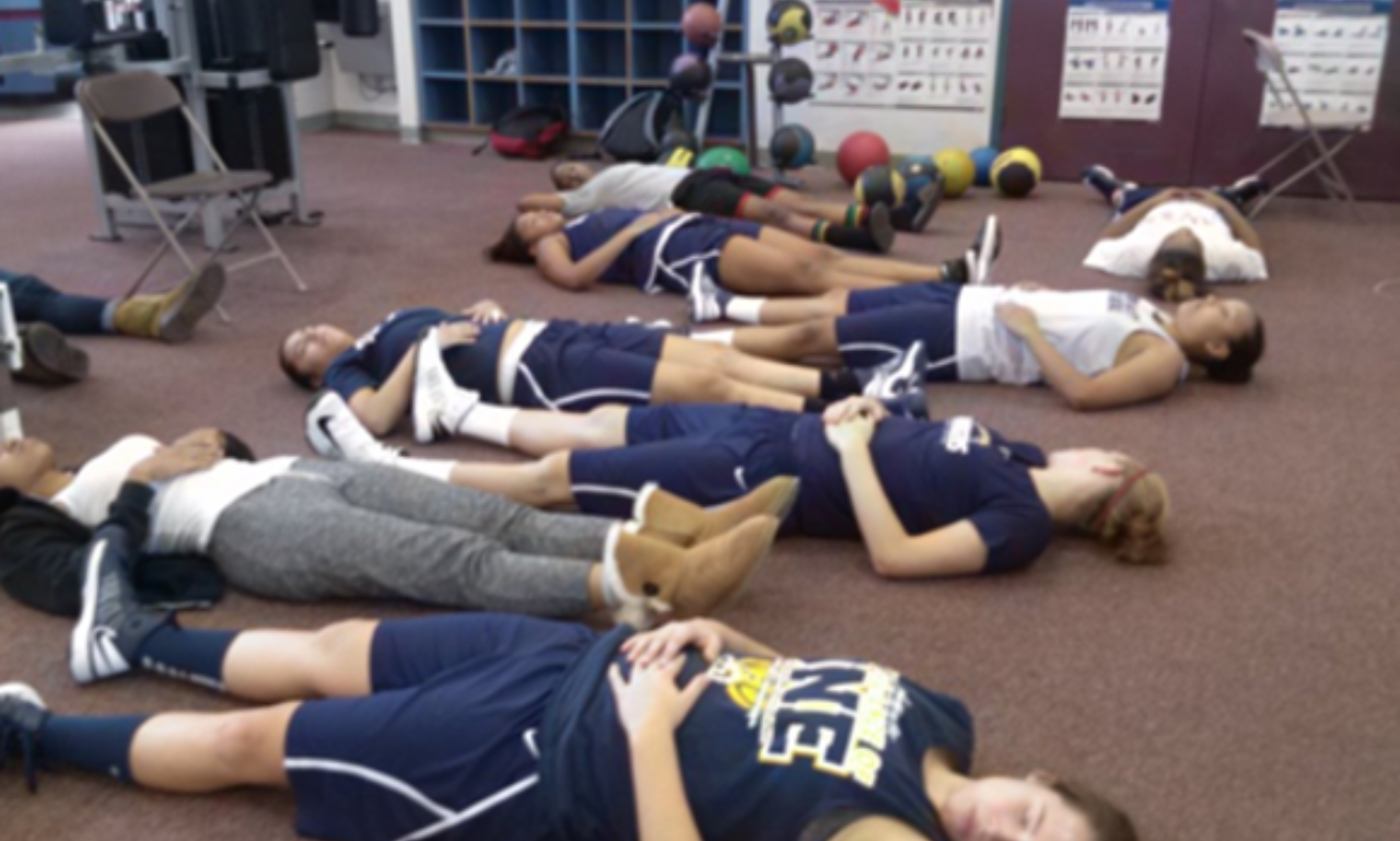 Giocatori di basket che meditano sdraiati